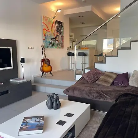 Luxury, Boutique Two-bedroom Modern Townhouse With Golf Views *