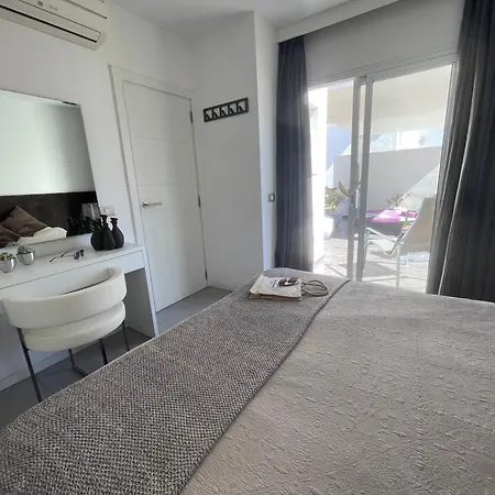 Luxury, Boutique Two-bedroom Modern Townhouse With Golf Views Villa *